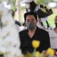 Duka menyelimuti Edric Tjandra dan keluarga. Benny Effendi Tjandra yang merupakan ayah dari Edric Tjandra meninggal dunia pada Senin, 20 Oktober 2023, di usia 71 tahun. Ayah Edric menghembuskan napas terakhirnya di Rumah Sakit Mitra Keluarga Kemayoran. [KapanLagi.com/Budy Santoso]