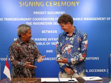 Sekjen KKP, Sjarief Widjaja (kiri) bersama Kepala Perwakilan FAO untuk Indonesia dan Timor Leste, Mark Smulders jelang penandatanganan proyek kerjasama di Jakarta, Rabu (28/12). Proyek ini penerapan pendekatan ekosistem. (Liputan6.com/Helmi Fithriansyah)