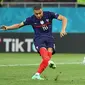 Striker Timnas Prancis, Kylian Mbappe, gagal melakukan tugasnya sebagai eksekutor penalti saat menghadapi Timnas Swiss, Selasa (29/6/2021) dini hari WIB. (MARKO DJURICA / POOL / AFP)