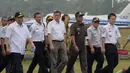 Menko Kemaritiman Indroyono Soesilo ersama Menhub Ignasius Jonan, di Pangkalan Bun, Rabu (7/1/2015). (Liputan6.com/Andrian M Tunay)