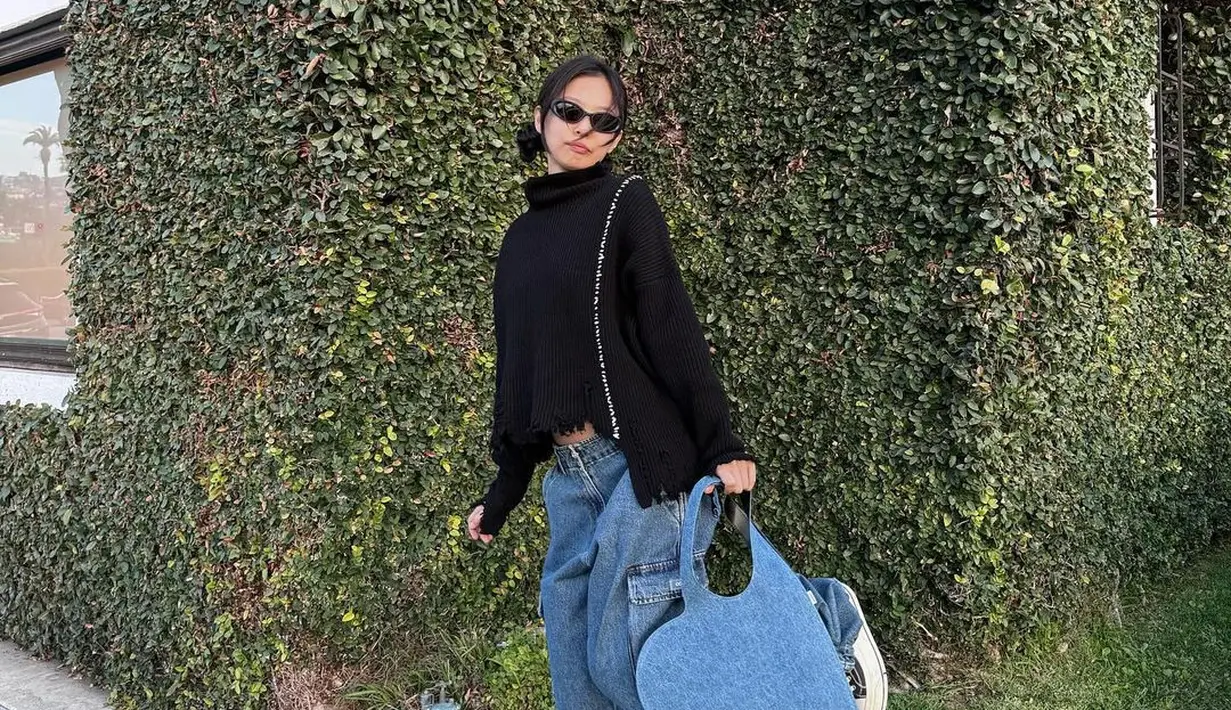 Jennie BLACKPINK bikin tas denim hati Rp5jutaan jadi viral dengan gaya streetwear yang khas [@jennierubyjane]
