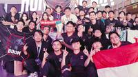 Pemain dan ofisial Boom Esports merayakan sukses lolos ke PMWC 2024 atau Piala Dunia PUBG Mobile 2024. (Bola.com/Dok. Boom Esports)