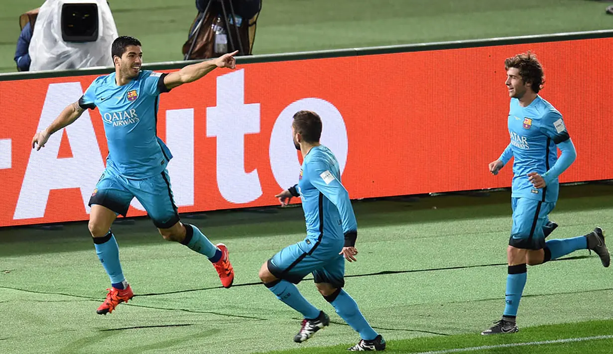 Pesepak bola Barcelona, Luis Suarez, berlari dikejar rekan-rekannya usai mencetak gol ke gawang Guangzhou Evergrande. (AFP/Toru Yamanaka)