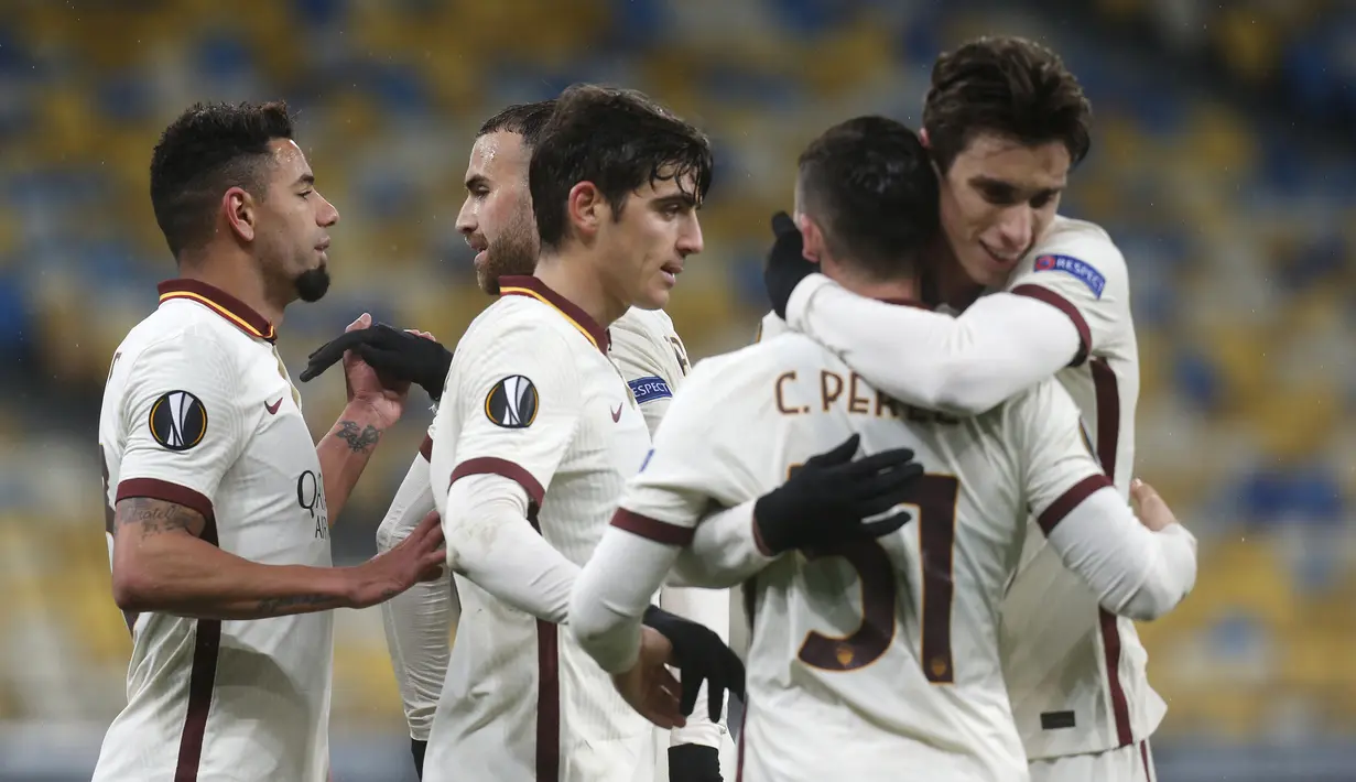 Para pemain AS Roma merayakan gol kedua ke gawang Shakhtar Donetsk yang dicetak striker Borja Mayoral dalam laga leg kedua babak 16 besar Liga Europa 2020/2021 di Olimpiyskiy Stadium, Kiev, Kamis (18/3/2021). AS Roma menang 2-1 atas Shakhtar. (AP/Efrem Lukatsky)