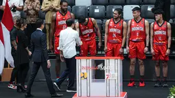 Presiden Republik Indonesia, Joko Widodo menyalami perwakilan Timnas Basket Indonesia saat acara peresmian Indonesia Arena pada Senin (07/08/2023) di Senayan, Jakarta. (Bola.com/Bagaskara Lazuardi)