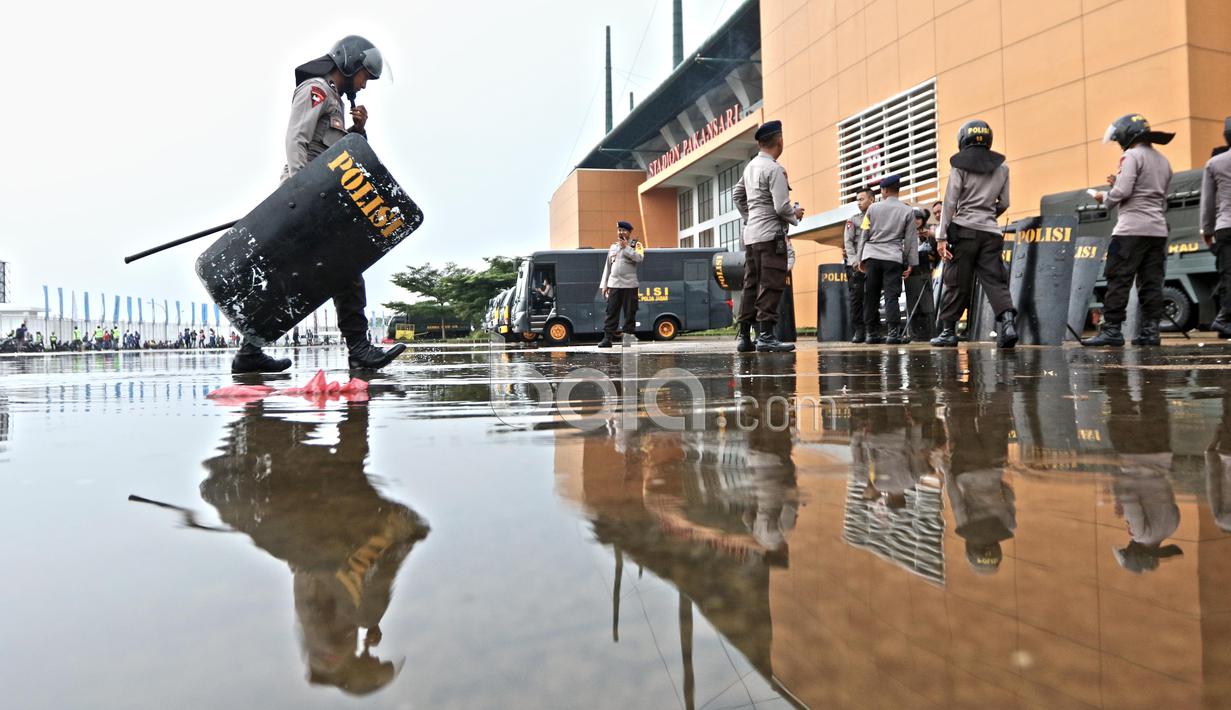 Polisi melakukan apel siaga ditengah genangan air Stadion Pakansari, Bogor (22/4/2017). Persiapan pengamanan ini untuk menyambut laga Liga 1 2017 antara PS TNI melawan Persib Bandung. (Bola.com/Nicklas Hanoatubun)