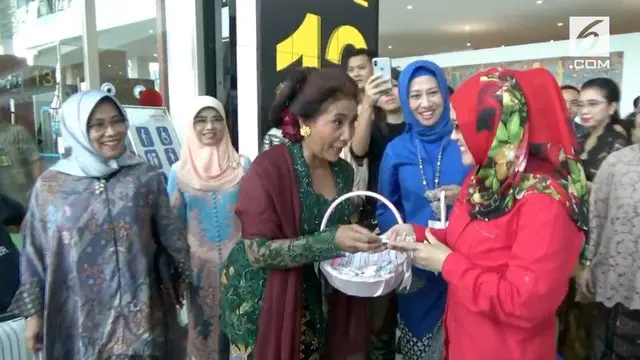 Memperingati hari Kartini, Menteri Kelautan Dan Perikanan Republik Indonesia, Susi Pudjiastuti secara khusus membagikan cokelat.