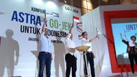 CEO Go-Jek Nadiem Makarim (kiri), Menkominfo Rudiantara, dan Presdir Astra International Prijono Sugiarto setelah penandatanganan kesepakatan investasi Astra kepada Go-Jek di Jakarta, Senin (12/2/2018). Liputan6.com/ Agustin Setyo Wardani