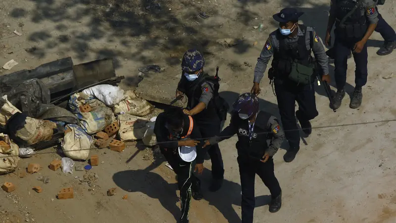 Potret Polisi Myanmar Pukuli Pengunjuk Rasa