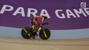 Pebalap sepeda Indonesia, M. Fadli Imammuddin   saat bertanding pada nomor 4000 meter individual pursuit C4, Jakarta Timur, Jumat (12/10). M. Fadli mengalahkan  pebalap Malaysia Mohd Najib dan Singh Harinder dari India. (Merdeka.com/Imam Buhori)