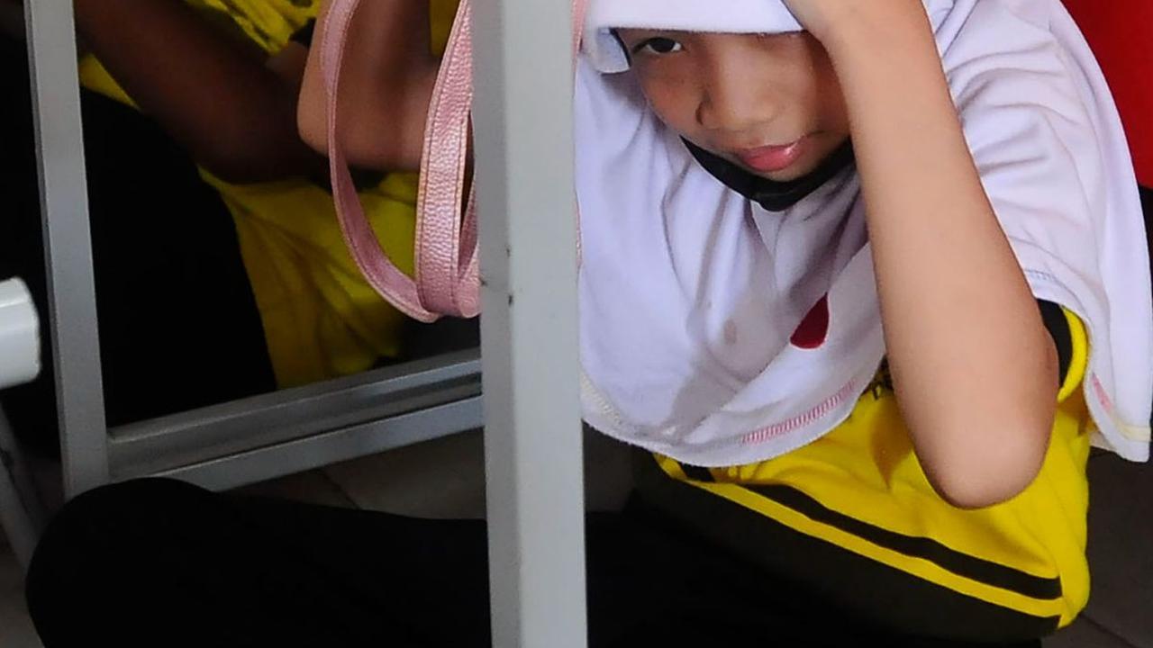 FOTO: Ekspresi Siswa SD di Depok Ikuti Simulasi Gempa, Panik dan Berlindung di Kolong Meja