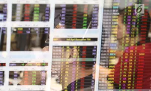Pekerja mengamati pergerakan Indeks Harga Saham Gabungan (IHSG) di salah satu perusahaan Sekuritas, Jakarta, Rabu (14/11).  Indeks Harga Saham Gabungan (IHSG) berhasil bertahan di zona hijau pada penutupan perdagangan hari ini. (Liputan6.com/Angga Yuniar)
