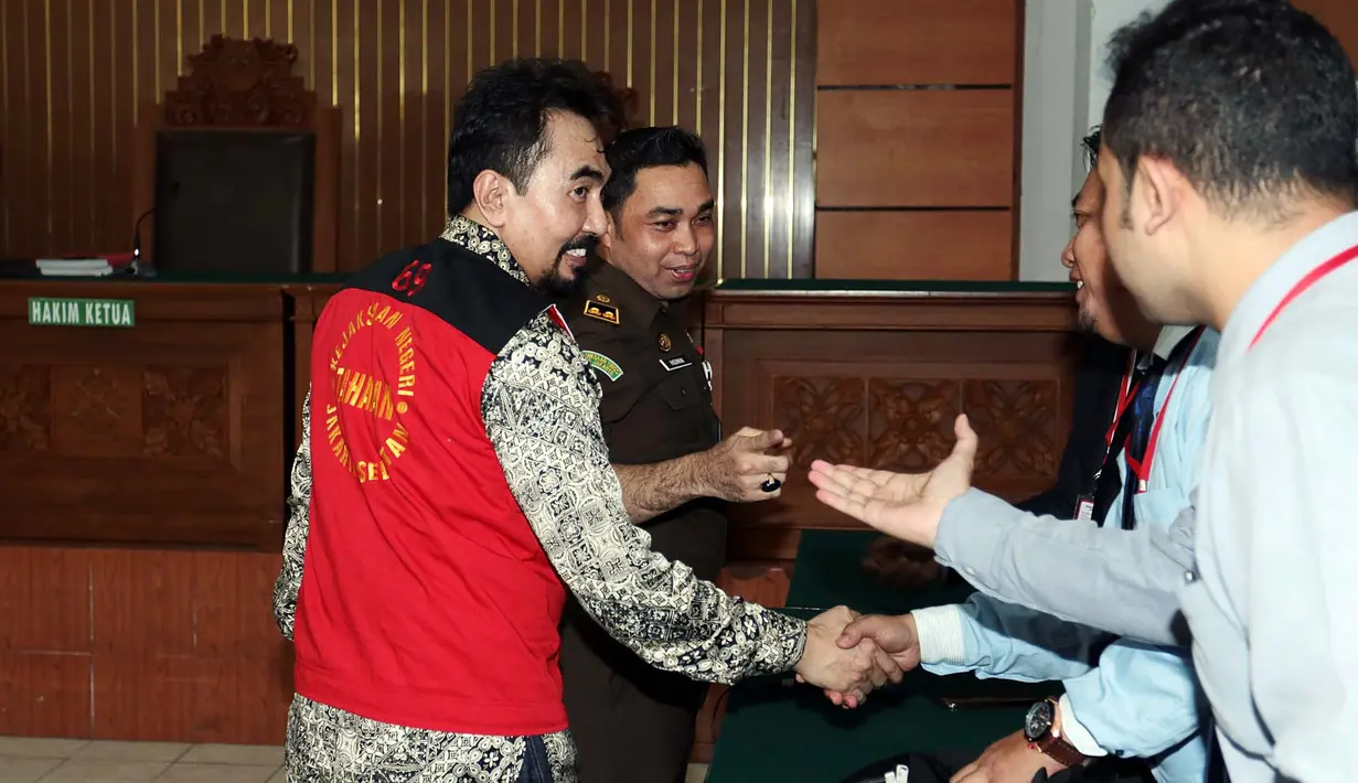 Seperti diketahui, setelah Gatot Brajamusti ditangkap akibat narkoba di NTB, polisi mengembangkan di kediamannya di Pondok Indah. Di rumahnya, polisi menemukan dua satwa liar, yaitu elang dan harimau Sumatera yang diawetkan. (Deki Prayoga/Bintang.com)