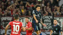 Pemain depan Bayer Leverkusen Patrik Schick (tengah kiri) dan bek Atletico Madrid Axel Witsel (tengah kanan) berebut bola dalam matchday kedua Grup B Liga Champions di BayArena, Rabu (14/9/2022) dini hari WIB. Bertandang ke markas Bayer Leverkusen, Atletico Madrid tumbang dengan skor 0-2. (Photo by Sascha Schuermann / AFP)