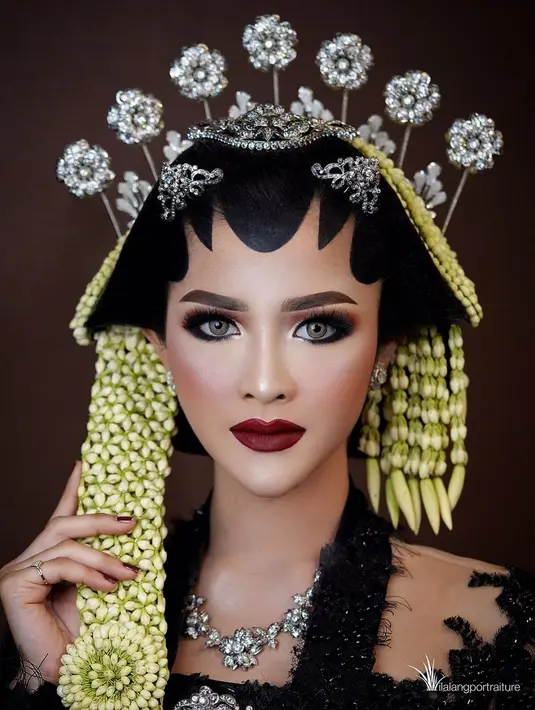 Pesona pengantin Jawa yang luar biasa terpancar dari Bella Bonita dalam foto ini. Bella Bonita menghadirkan tampilan makeup bold dengan outfit hitam, paes ageng dan seluruh aksesori khas pengantin Solo yang membuat penampilannya secara keseluruhan super megah. Foto: Instagram.