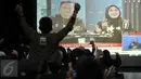 Pendukung pasangan Agus - Sylvi saat nobar debat Cagub di Wisma Proklamasi, Jakarta, Jumat (27/1). Tim Pemenangan AHY-Sylvi menggelar nobar debat Cagub DKI 2017. (Liputan6.com/Yoppy Renato)
