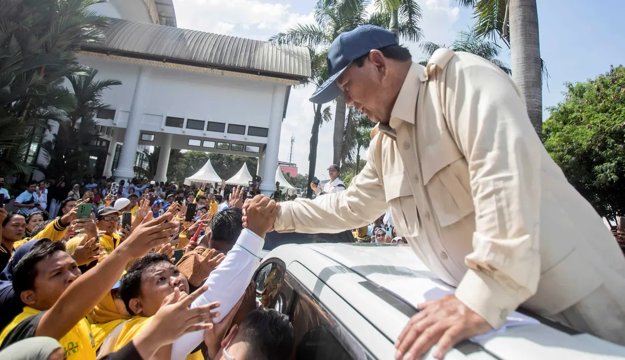 Calon Presiden nomor urut 2 Prabowo Subianto juga menyalami para pendukungnya. (AP Photo/Binsar Bakkara)