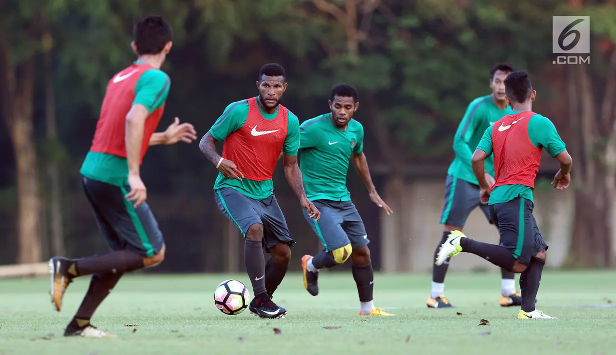 Pemain Timnas Indonesia U-22, Marinus Manewar (kedua kiri) berebut bola dengan Yabes Rony saat latihan di lapangan SPH Karawaci, Banten, Senin (7/8). Latihan ini persiapan laga di SEA Games 2017 Kuala Lumpur. (Liputan6.com/Helmi Fithriansyah)