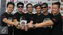 Grup band Repvblik memperlihatkan album kedua mereka saat peluncuran di kawasan Tugu Tani, Jakarta, Rabu (7/9). Album kedua Repvblik bertajuk 'Aku Tetap Cinta' dengan memuat 13 lagu.(Liputan6.com/Herman Zakharia)
