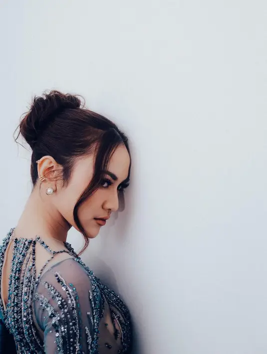 Makeup bold dan tatanan rambut digulung ke belakang menciptakan sleek look yang rapi. Mahalini menyisakan beberapa bagian rambutnya di depan sebagai poni untuk mempermanis penampilannya. Foto: Instagram.