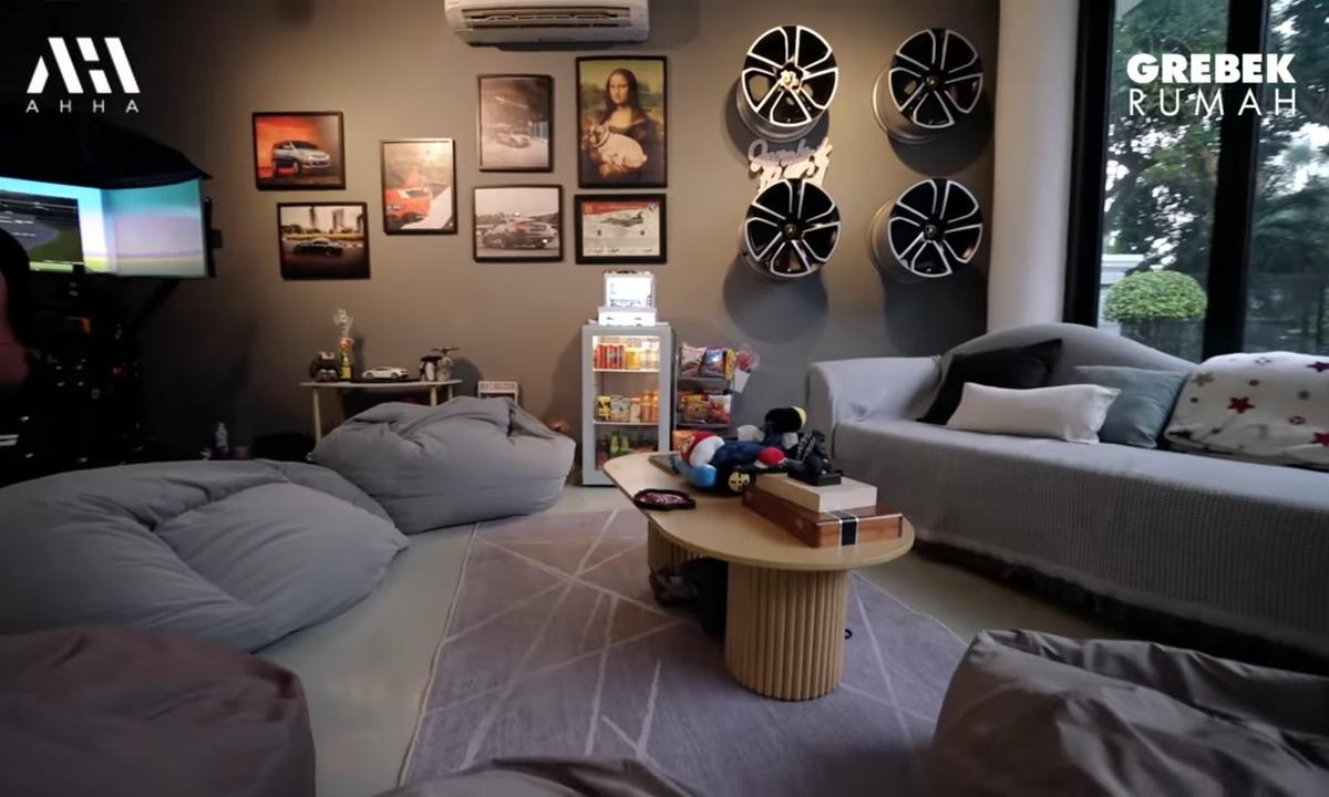 5 Potret Garasi Sekaligus Gaming Room Mewah Sangun Ragahdo Anak Henry Yosodiningrat, Ada Simulator Balap Mobil Hingga Lamborghini