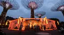 Pengunjung melihat lentera yang berputar selama pratinjau media untuk Mid-Autumn Festival di Gardens by the Bay, Singapura, Selasa (27/8/2019). Festival ini sebagai penanda berakhirnya panen musim gugur, atau Mid-Autumn sekaligus momen untuk memanjatkan syukur kepada dewa-dewi. (Roslan RAHMAN/AFP)