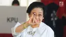 Ketua Umum PDIP yang juga Presiden kelima RI Megawati Soekarnoputri menunjukkan jarinya yang telah dicelup tinta seusai menggunakan hak pilihnya pada Pemilu 2019 di TPS 62, Kebagusan, Jakarta, Rabu (17/4). (Liputan6.com/Angga Yuniar)