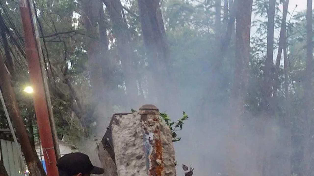 Hingga pada akhirnya petugas berhasil memadamkan api dalam waktu sekitar 30 menit.