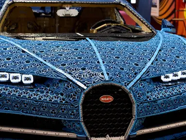 Mobil Bugatti Chiron yang dibangun dari potongan-potongan mainan Lego dihadirkan dalam pameran Paris Motor Show, Selasa (2/10). Mobil Bugatti Chiron berwarna biru ini dibuat menggunakan lebih dari 1 juta blok Lego Technic. (AFP / ERIC PIERMONT)