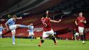 Gelandang Manchester City, Kevin De Bruyne, melepaskan tendangan ke gawang Manchester United pada laga Piala Liga Inggris di Stadion Old Trafford, Rabu (6/1/2021). City menang dengan skor 2-0. (Peter Powell/Pool via AP)