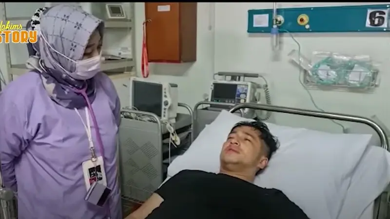 Irfan Hakim dilarikan ke rumah sakit usai makan keripik terpedas (YouTube - deHakims Story)
