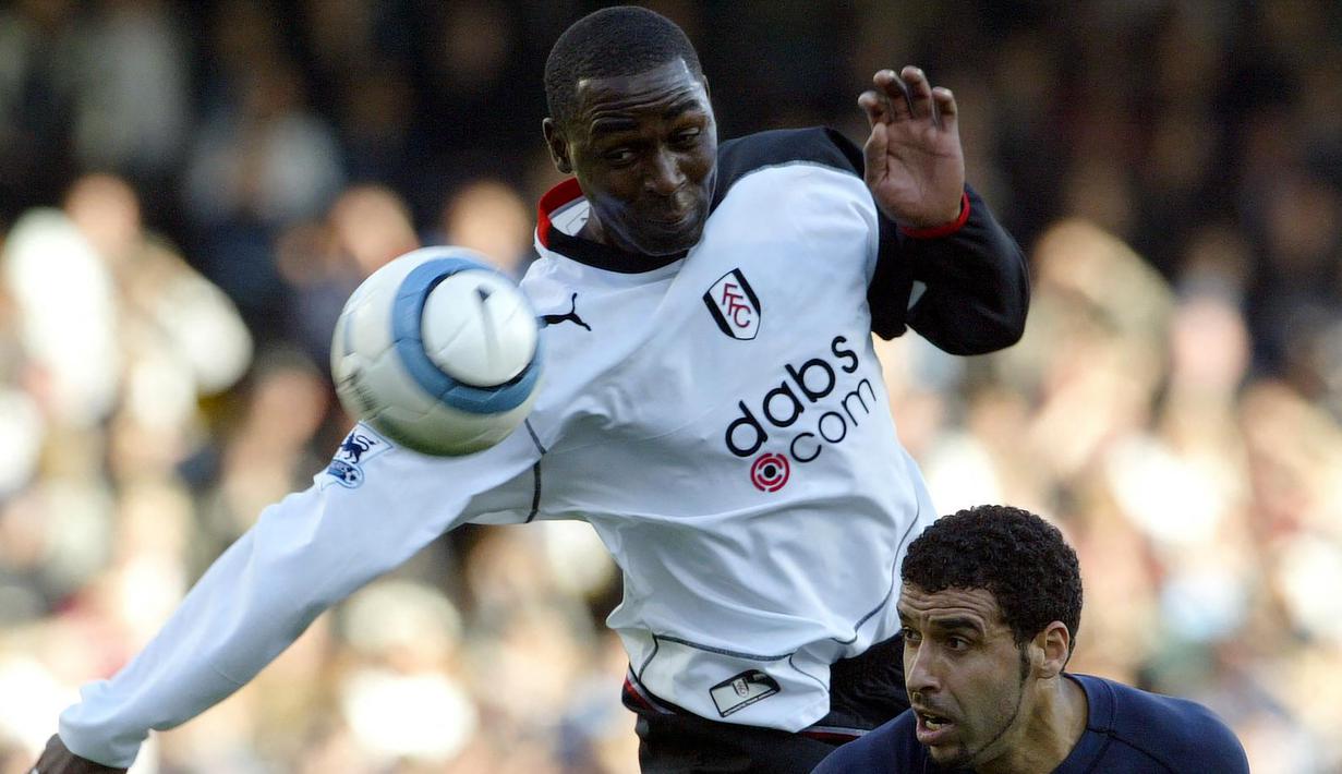 Andy Cole. Striker Inggris yang kini berusia 50 tahun dan telah pensiun pada November 2008 bersama Nottingham Forest ini lebih terkenal sebagai eks Newcastle United dan Manchester United. Namun nyatanya ia juga sempat membela Arsenal dan Fulham. Arsenal merupakan klub pertamanya di Liga Inggris yang dibelanya selama 3 musim mulai 1989/1990 hingga tengah musim 1991/1992 usai dipromosikan dari tim Akademi Arsenal, dan ia hanya tampil 2 laga bersama The Gunners. Sementara Fulham dibelanya dalam dua periode, pada tengah musim 1991/1992 dengan status pinjaman dari Arsenal dan pada 2004/2005. Bersama Fulham ia total tampil dalam 41 laga dengan torehan 14 gol. (AFP/Carl De Souza)