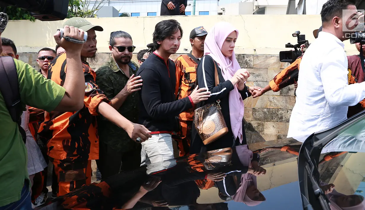 Fairuz A Rafiq didampingi suami Sonny Septian usai melaporkan eks suaminya Galih Ginanjar di Polda Metro Jaya, Jakarta Selatan, Senin (1/7/2019). Laporan dibuat setelah muncul konten video di akun Instagram, di mana Galih menghina Fairuz dan menyamakannya dengan ikan asin. (Fimela.com/Deki Prayoga)
