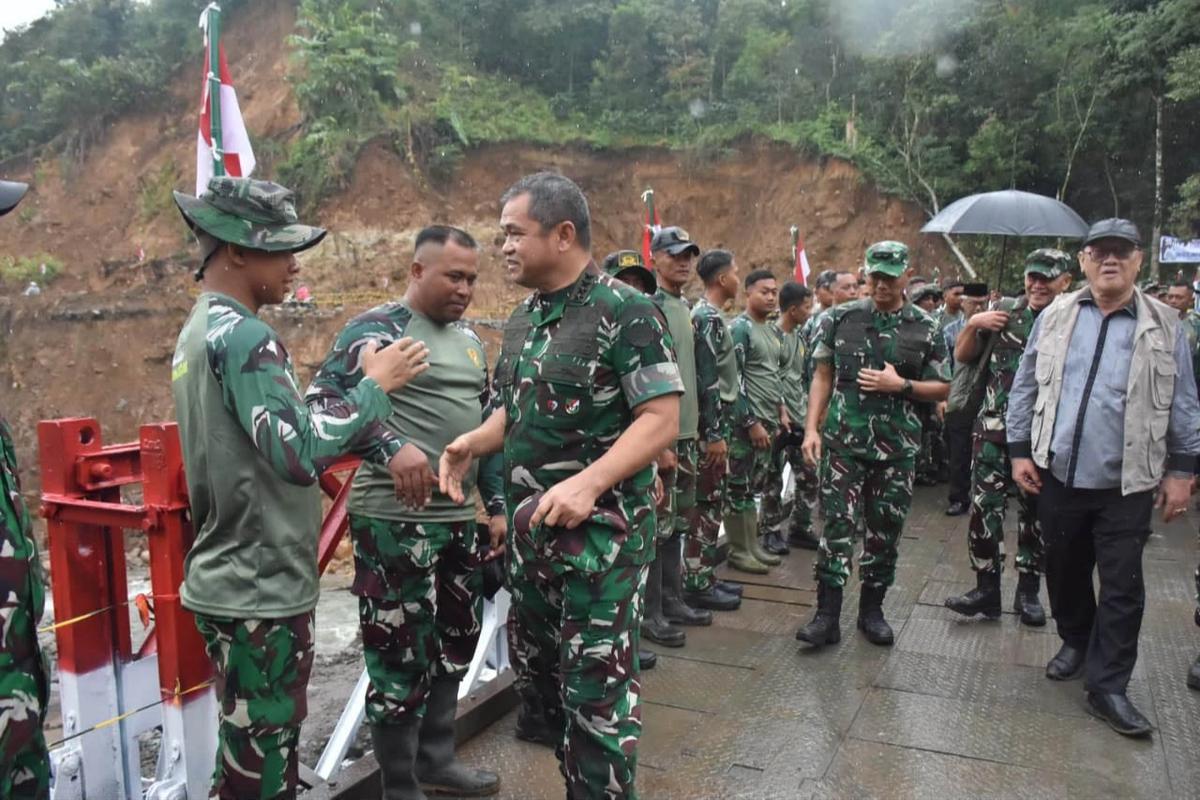 FOTO: Kasad Resmikan Jembatan Bailey ke 17 di Bener Meriah