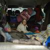 Dua perempuan duduk di dalam sebuah van saat mereka dievakuasi di Bakhmut, Ukraina timur, Selasa (24/5/2022). Kota Bakhmut telah mengalami peningkatan serangan artileri, terutama selama seminggu terakhir, ketika pasukan Rusia mencoba untuk terus maju mengepung kota Sieverodonetsk di timur laut. (AP Photo/Francisco Seco)