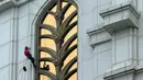 Alain Robert berusaha memanjat sebuah gedung setinggi 153 meter di Macau, China, Rabu (23/4). Aksi memanjat gedung pencakar langit di China ini dalam rangka promosi film The Amazing Spider-Man 2 (Reuters/Bobby Yip).