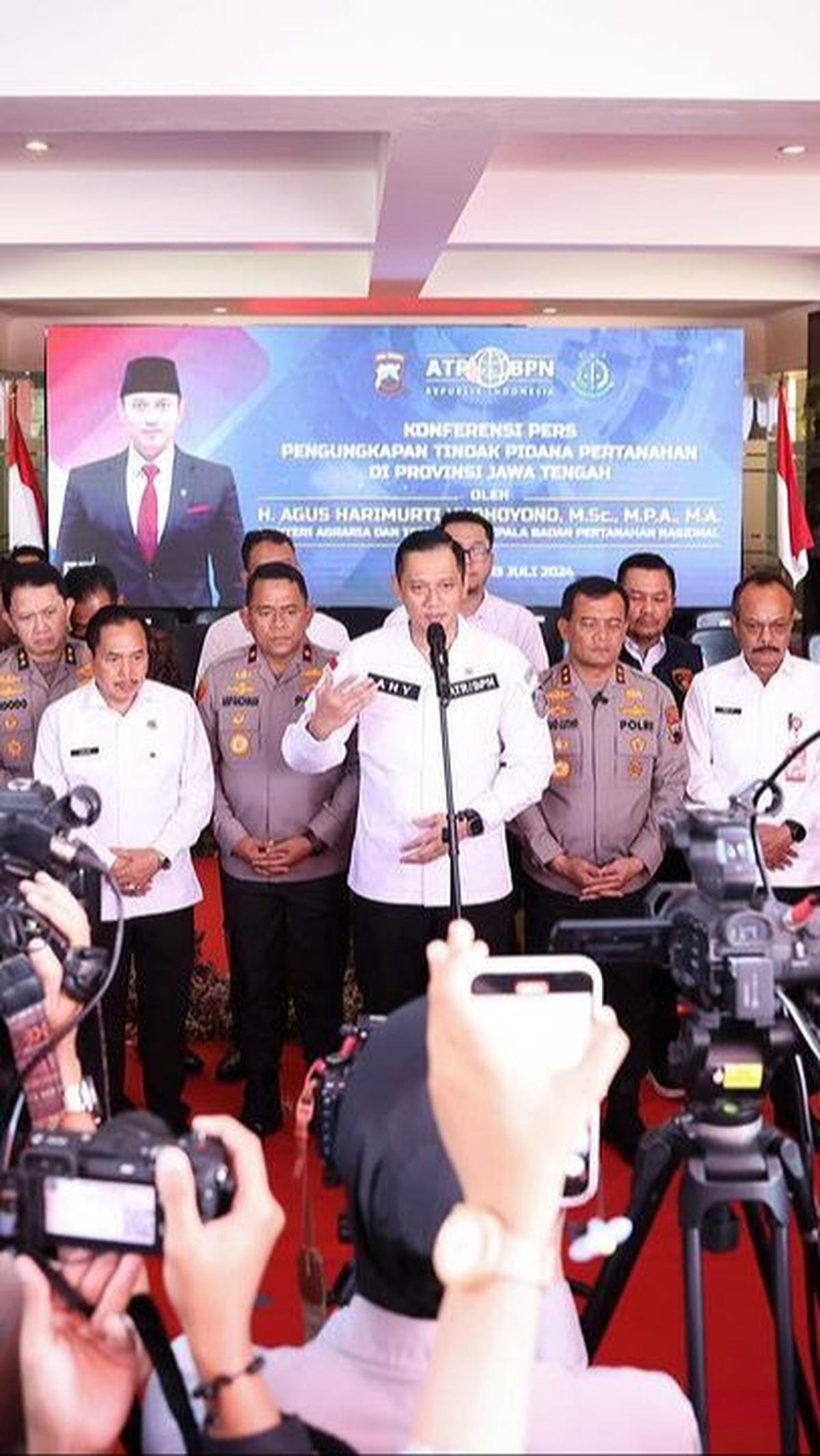 "Mafia Tanah adalah parasit bagi bangsa ini. Karena itu, kita juga sepakat untuk memberantas Mafia Tanah sampai ke akar-akarnya," tutup AHY. <br>