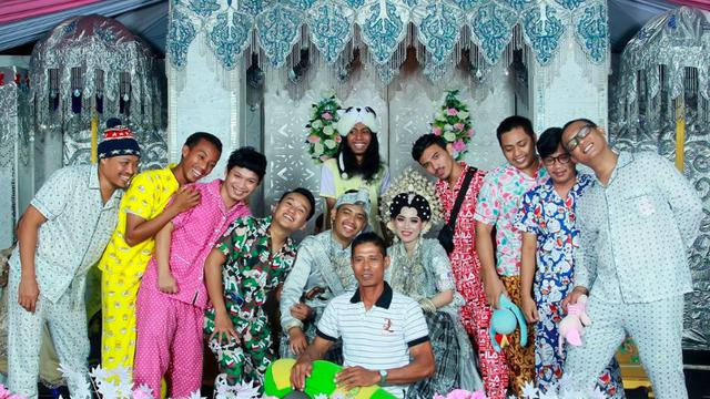 Hadiri Pesta Pernikahan Pakai Piyama, Ulah Kocak Sekelompok Pemuda Viral