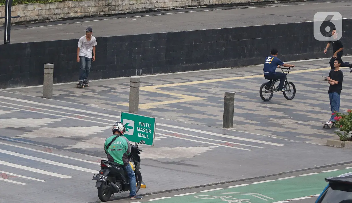 Aktivitas warga terlihat saat jam pulang kerja di halte Bundaran Senayan, Jakarta, (3/11/2021). Mobilitas masyarakat di Ibu Kota semakin meningkat seiring dilonggarkannya beberapa aturan. (Liputan6.com/Herman Zakharia)