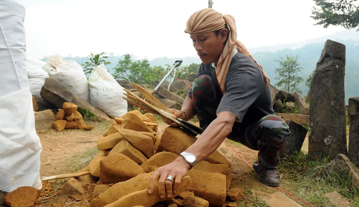 Salah satu anggota Tim Nasional Penelitian Situs Gunung Padang merapikan batuan hasil ekskavasi, Kampung Cimanggu, Cianjur, Jawa Barat, (20/9/2014). (Liputan6.com/Helmi Fithriansyah)
