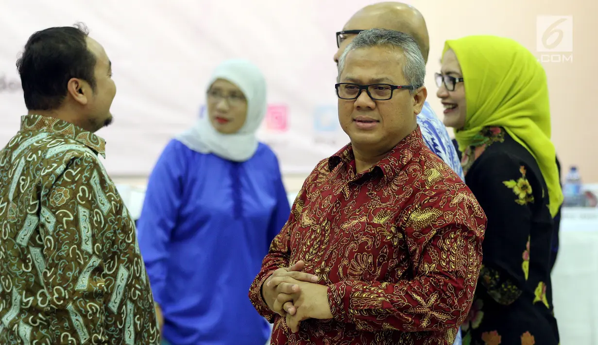 Ketua KPU Arief Budiman usai mengikuti rapat Penyampaian Penetapan Daerah Pemilihan dan Alokasi Kursi Anggota DPRD Kab/Kota Pemilu 2019 di Kantor KPU Pusat, Jakarta, Rabu (18/4). (Liputan6.com/JohanTallo)