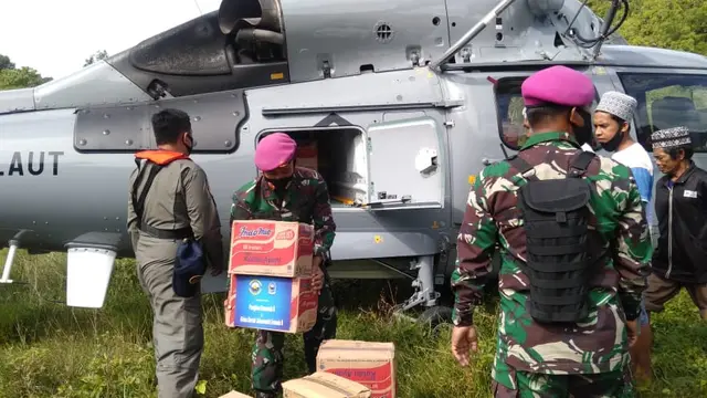 2 helikopter TNI AL dikerahkan untuk mengirimkan bantuan ke wilayah terisolasi akibat gempa di Sulbar. (Foto: Liputan6.com/Abdul Rajab Umar)