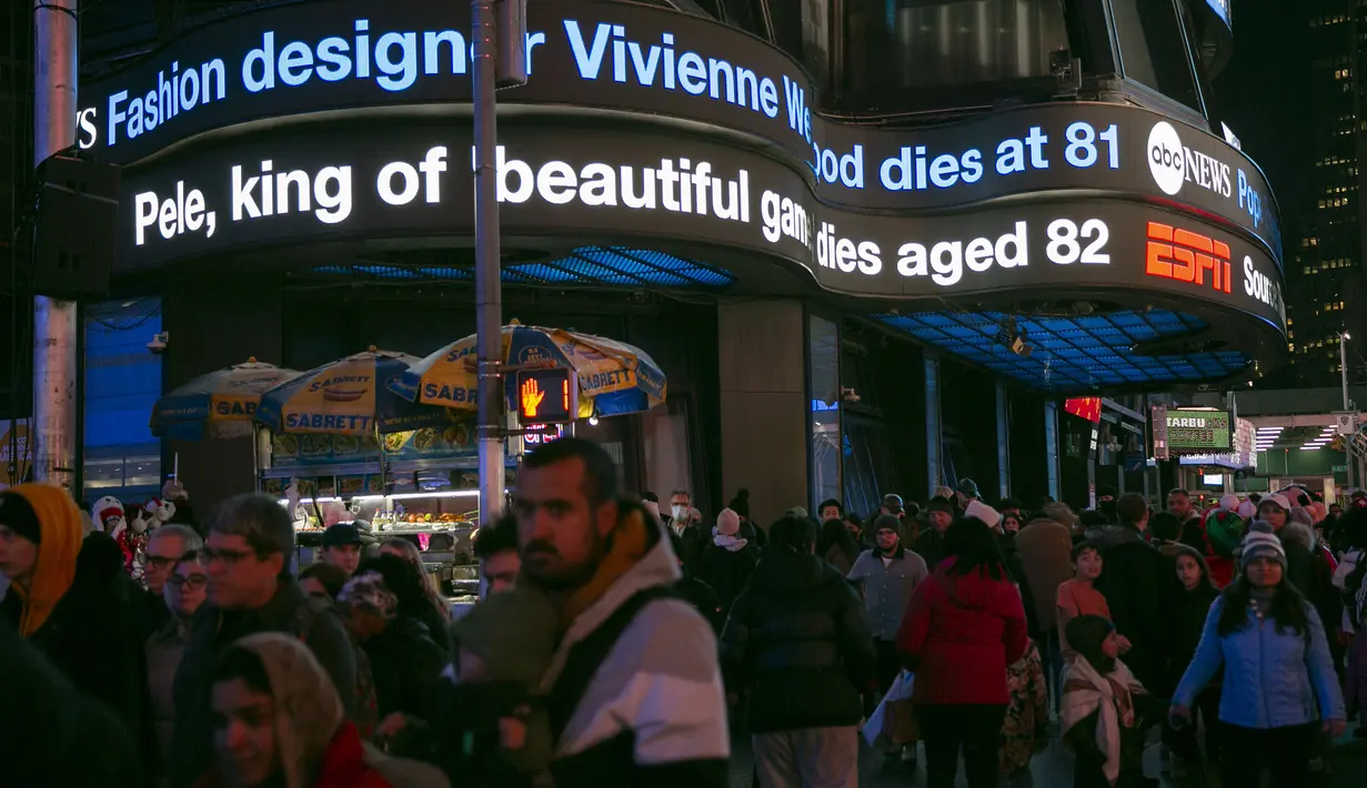 Berita baris elektronik di Times Square, New York mengumumkan kematian legenda sepak bola Pelé pada Kamis, 29 Desember 2022. Sebelum kepergiannya, Pele menjalani perawatan intensif di rumah sakit Albert Einstein, Sao Paulo selama satu bulan terakhir untuk berjuang sembuh dari kanker usus yang dideritanya sejak 2021. (AP Photo/Ted Shaffrey)