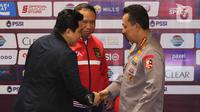 Ketua Umum PSSI Erick Thohir (kiri), Kapolri Jendral Listyo Sigit Prabowo (tengah) dan Menpora Zainudin Amali (kanan) usai memberikan konferensi pers tentang penegakan hukum match fixing di Media Center Stadion Utama Gelora Bung Karno Jakarta, Minggu (19/2/2023). Pada rapat pertama exco PSSI Sabtu (18/2), Erick mengumumkan dibentuknya dua komite adhoc yang akan khusus mengurusi suporter dan pembangunan infrastruktur. (Liputan6.com/Herman Zakharia)
