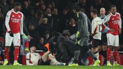 Gabriel Martinelli merespon dengan melempar bola ke badan Bradley bahkan berusaha memindahkannya keluar lapangan saat sang pemain masih terkapar kesakitan. Hal itu sontak memicu ketegangan antar pemain. (AP Photo/Ian Walton)