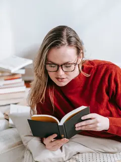 Membaca 20 halaman setiap hari merupakan langkah sederhana yang dapat membantu membangun kebiasaan membaca tanpa terasa membebani aktivitas sehari-hari. (Foto/Dok: Pexels)