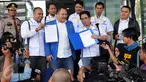 Sejumlah kader Partai Demokrat menunjukkan berkas-berkas pernyataan sikap menolak RUU KPK di Gedung KPK, Jakarta, Rabu (17/2). Kedatangan mereka ke kantor lembaga yang dipimpin Agus Rahardjo tersebut untuk memperkuat sikapnya. (Liptan6.com/Helmi Afandi)
