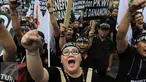 Karyawan Bank Danamon yang tergabung dalam Serikat Pekerja Danamon menggelar aksi turun ke jalan pada Jumat (28/10). Mereka long march dari kawasan Tugu Tani ke Kantor Pusat Bank Danamon di Menara Danamon .(Liputan6.com/Angga Yuniar)