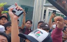 Penampakan Munarman Bebas dari Penjara, Pakai Topi Palestina dan Senyum Lebar