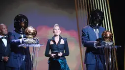 Dipandu oleh mantan pemain Chelsea, Didier Drogba dan jurnalis dari Prancis, Sandy Heribert, dua pria berhelm misterius tersebut dikenalkan sebagai Daft Punk. Sontak, para hadirin pun tertawa. (AFP/Franck Fife)